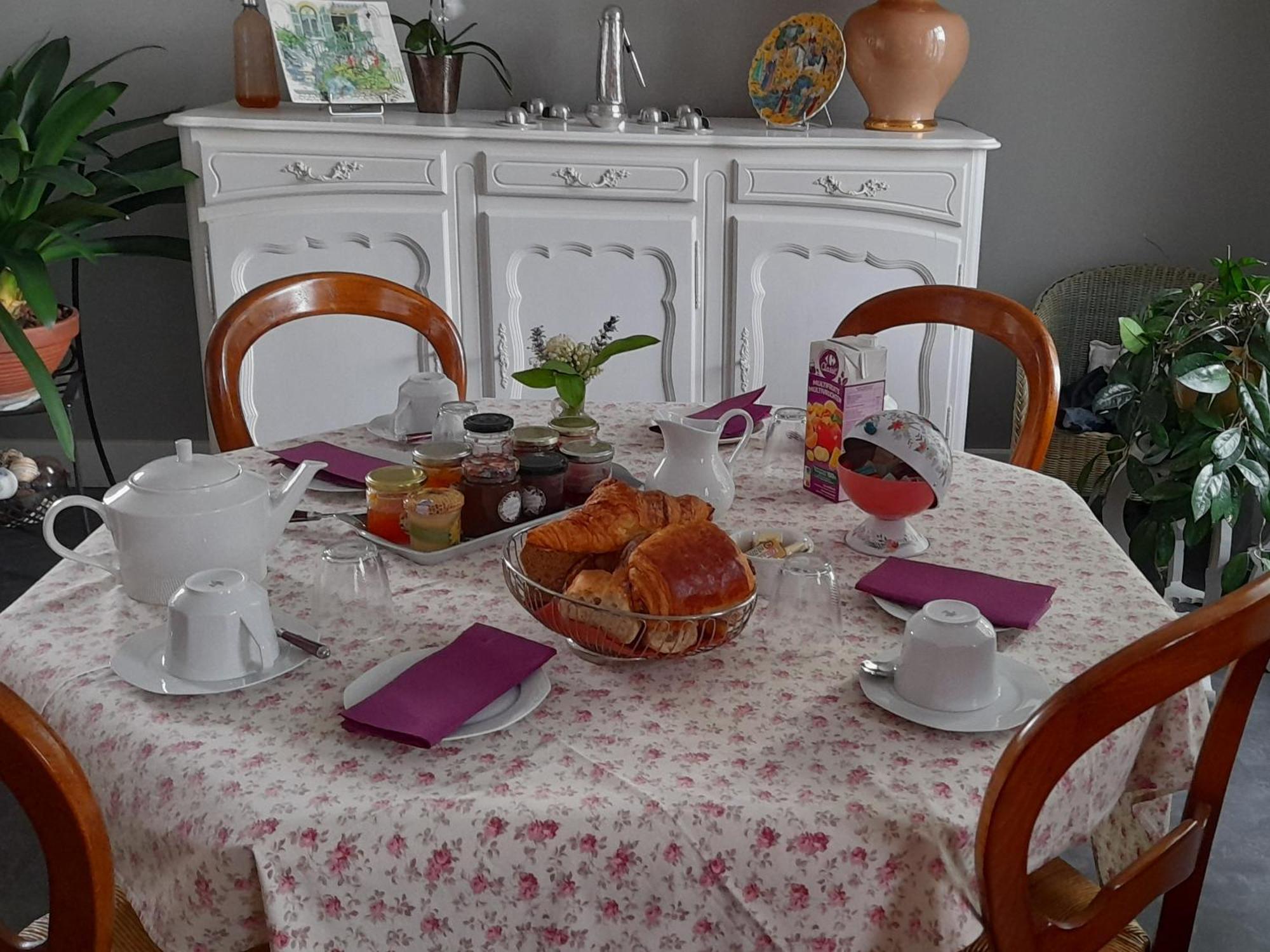 Bed and Breakfast Les Abelias Hauterive  Habitación foto